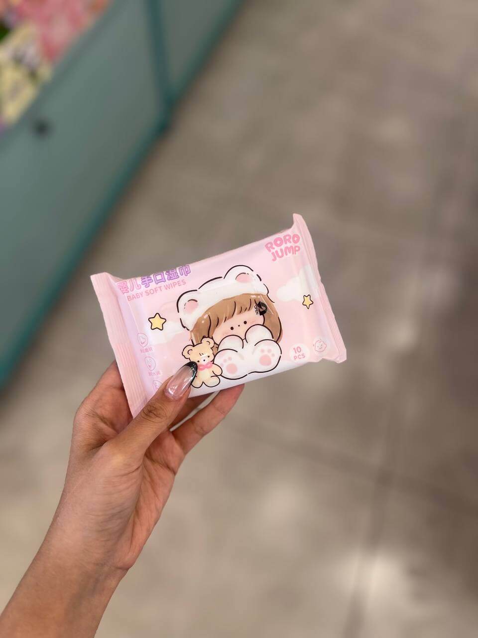 دستمال مرطوب دختر و عروسک