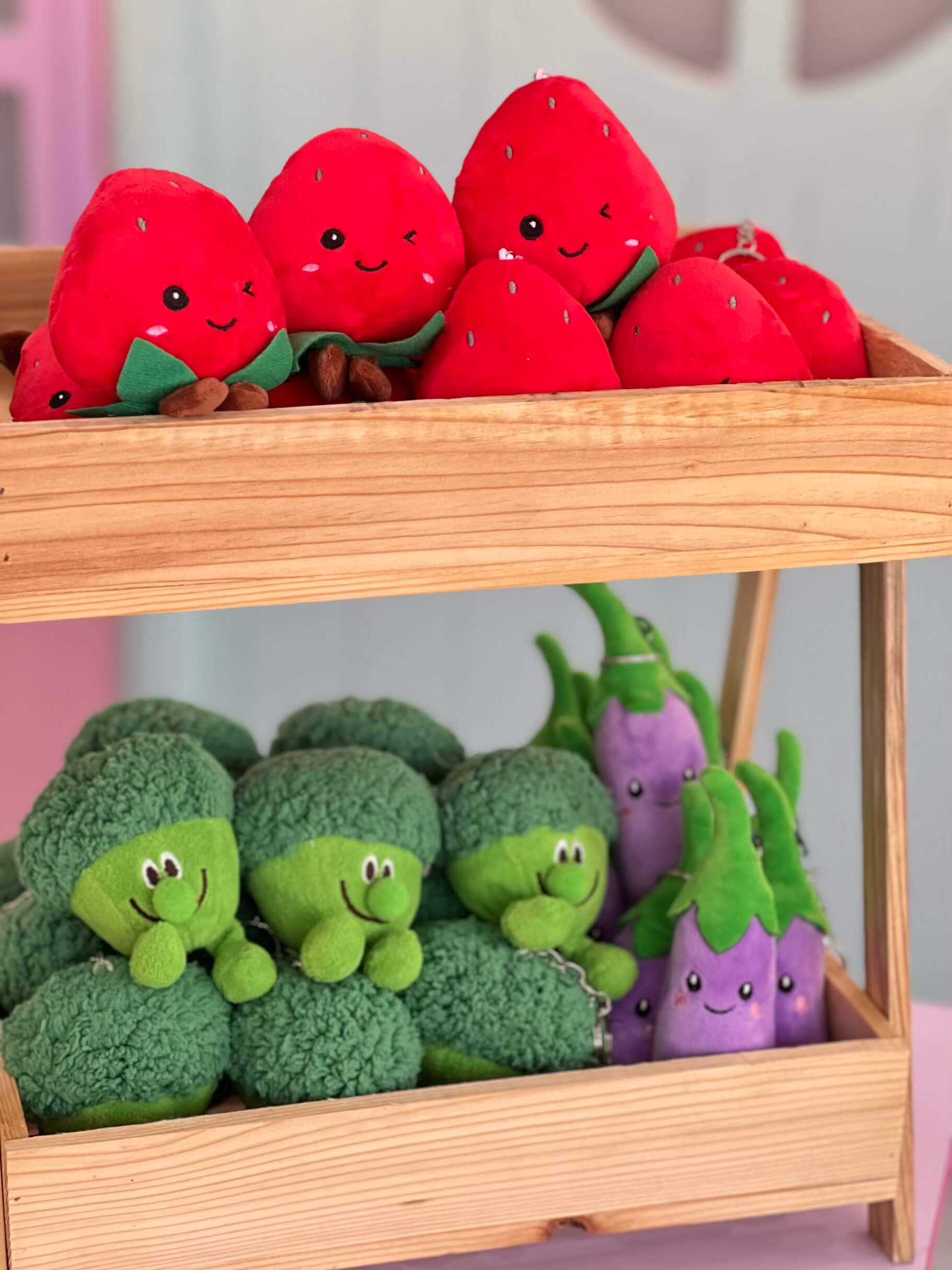 آویز عروسکی توت‌فرنگی و بادمجان و بروکلی