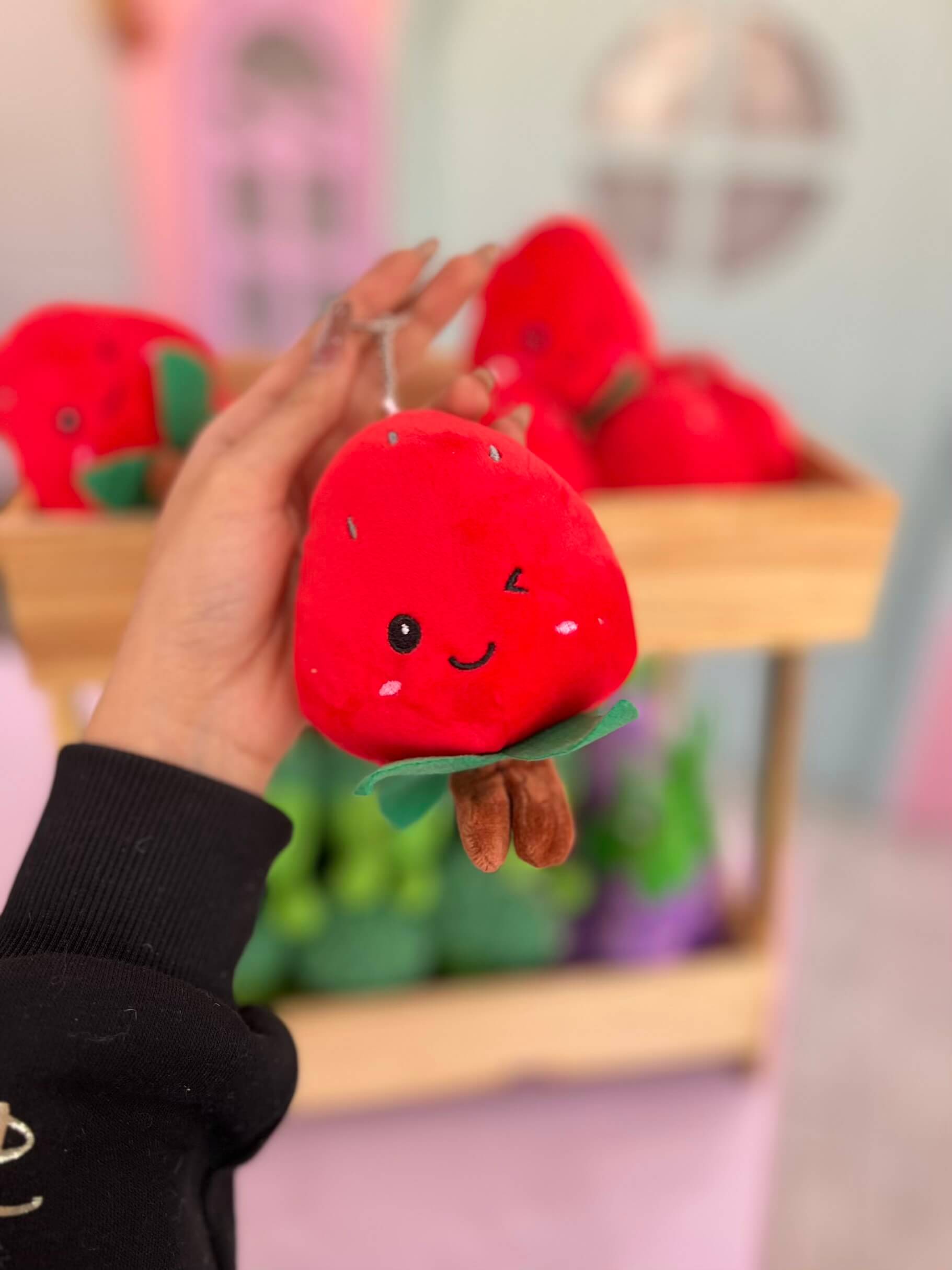 آویز عروسکی توت‌فرنگی و بادمجان و بروکلی