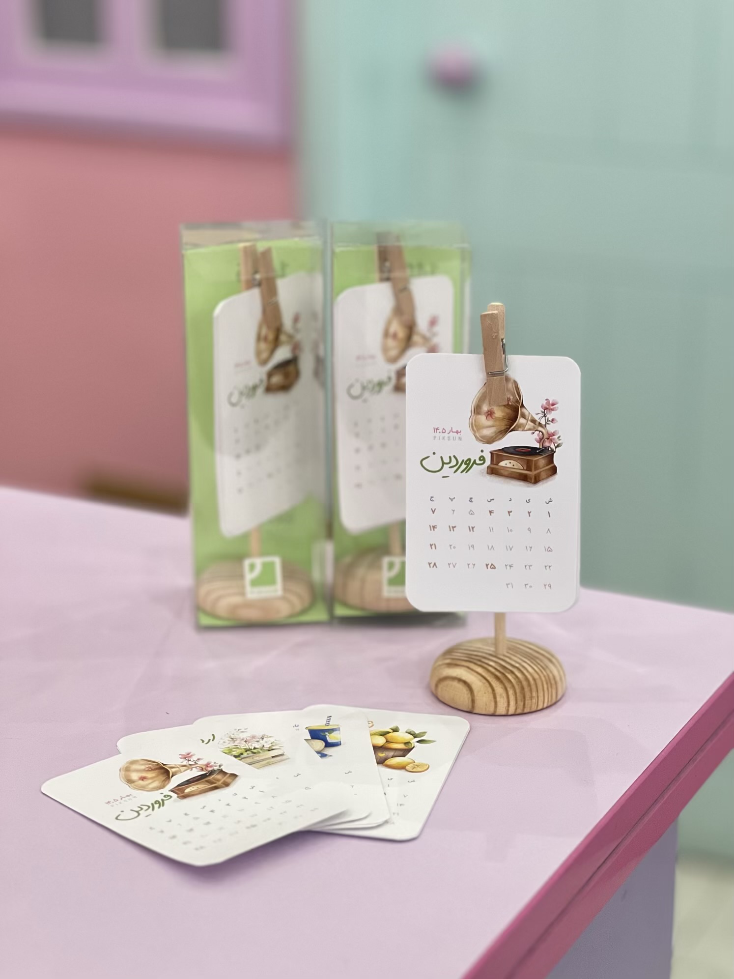 تقویم استندی ‌چوبی