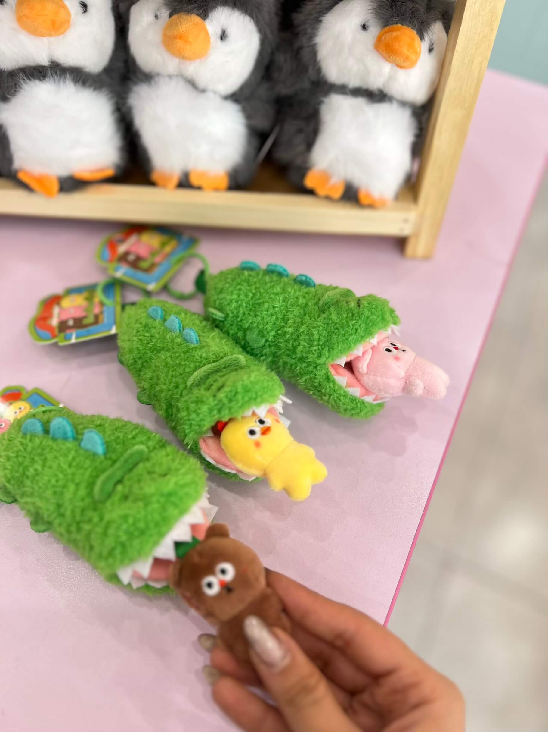 آویز عروسکی پنگوئن و کانگورو و تمساح