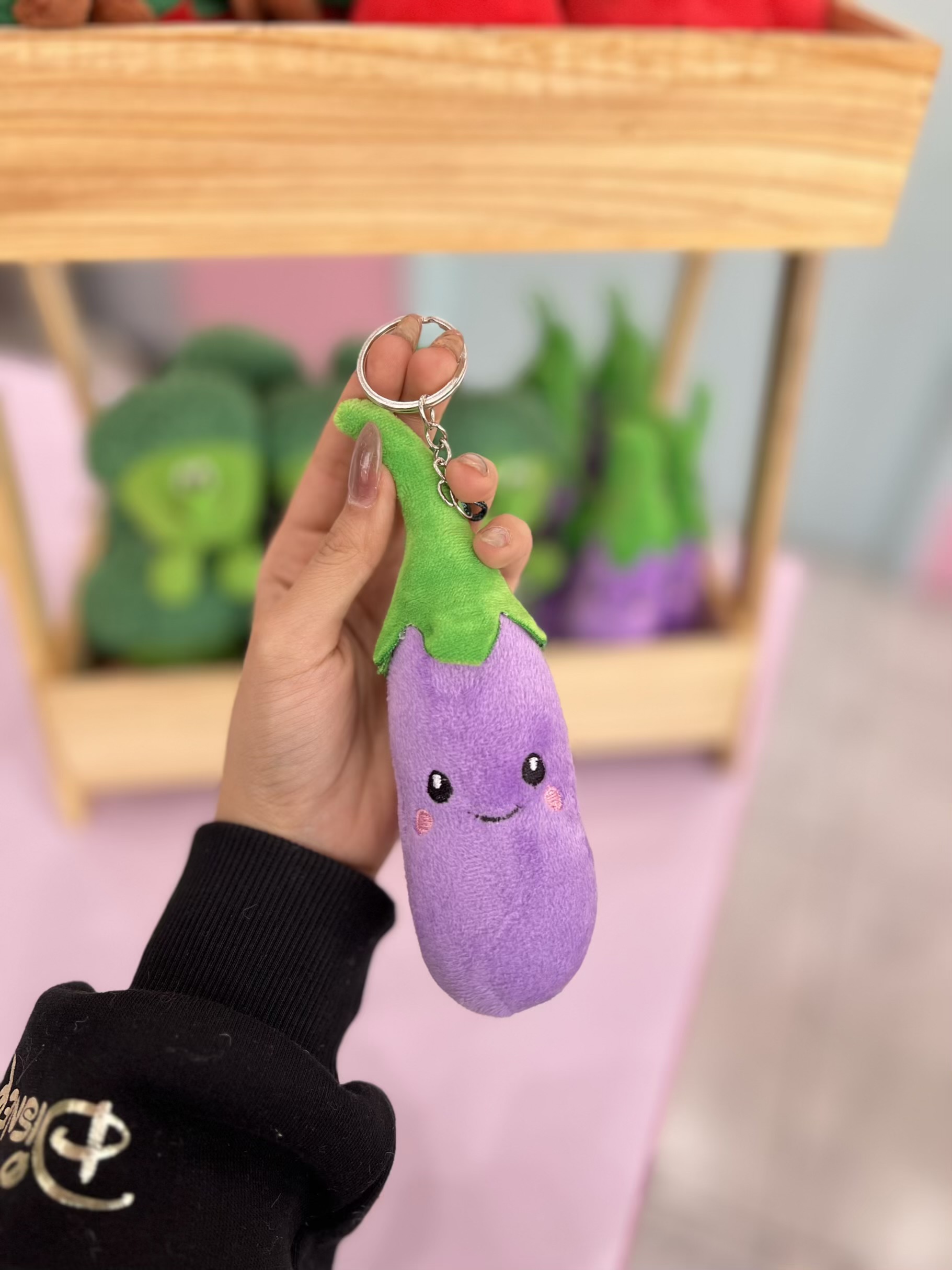 آویز عروسکی توت‌فرنگی و بادمجان و بروکلی